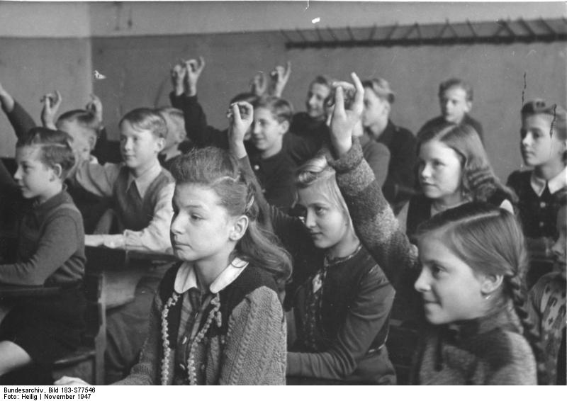Jungen und Mädchen beim gemeinschaftlichen Schulunterricht in der Sowjetischen Besatzungszone, 13.11.1947. Seitdem hat sich auch in der Fachdidaktik viel getan.