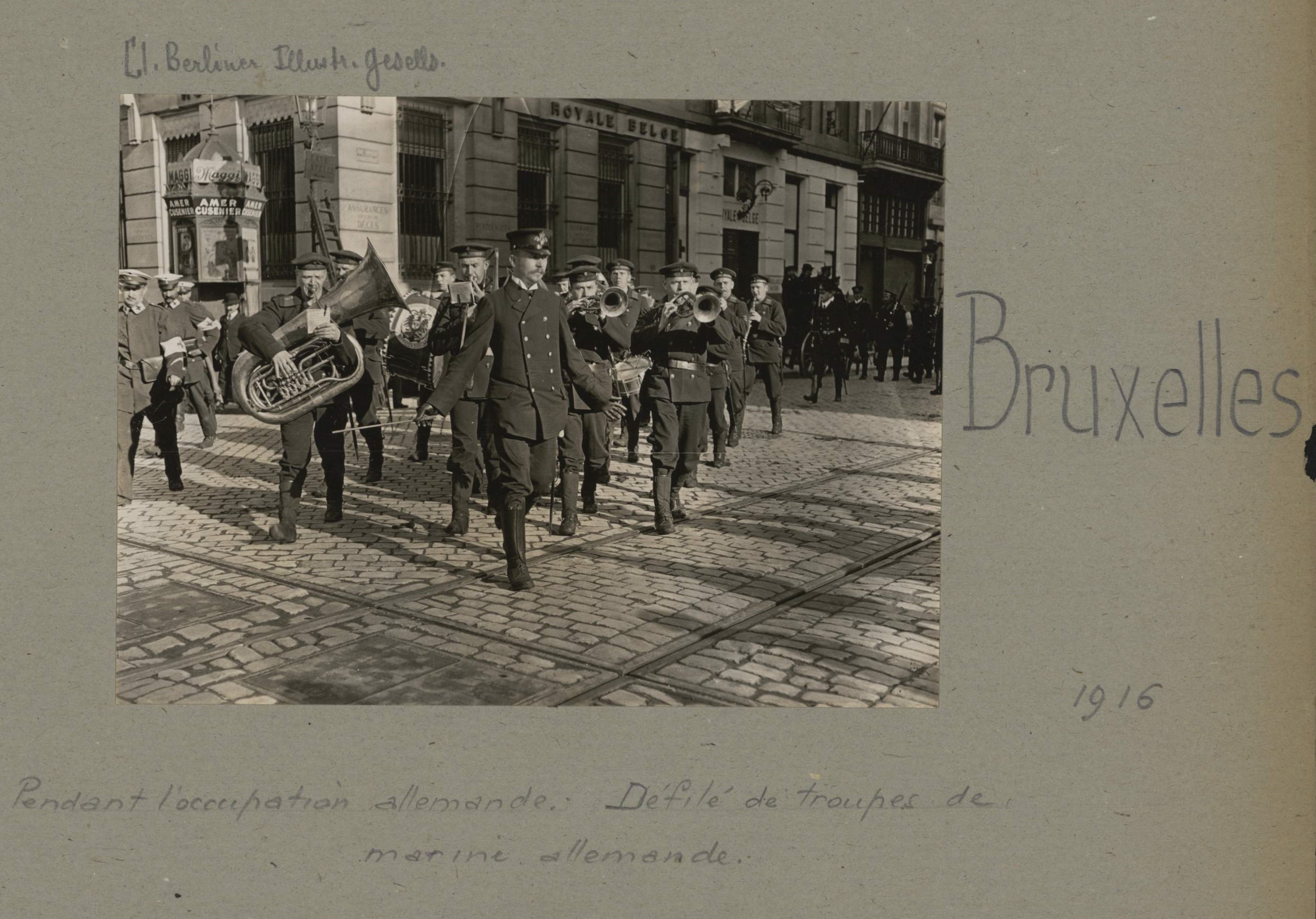 Ansichtsbeispiel für eine Fototafel aus dem digitalen Bestand "Albums Valois": Umzug deutscher Marinesoldaten mit Musikkorps in Brüssel 1916