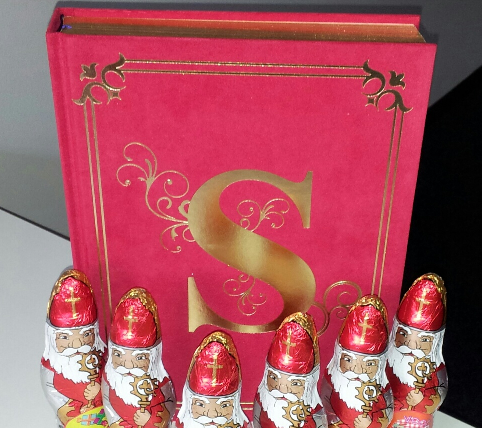 Im Hintergrund: "Het enige echte boek van Sinterklaas" von Guy Daniëls