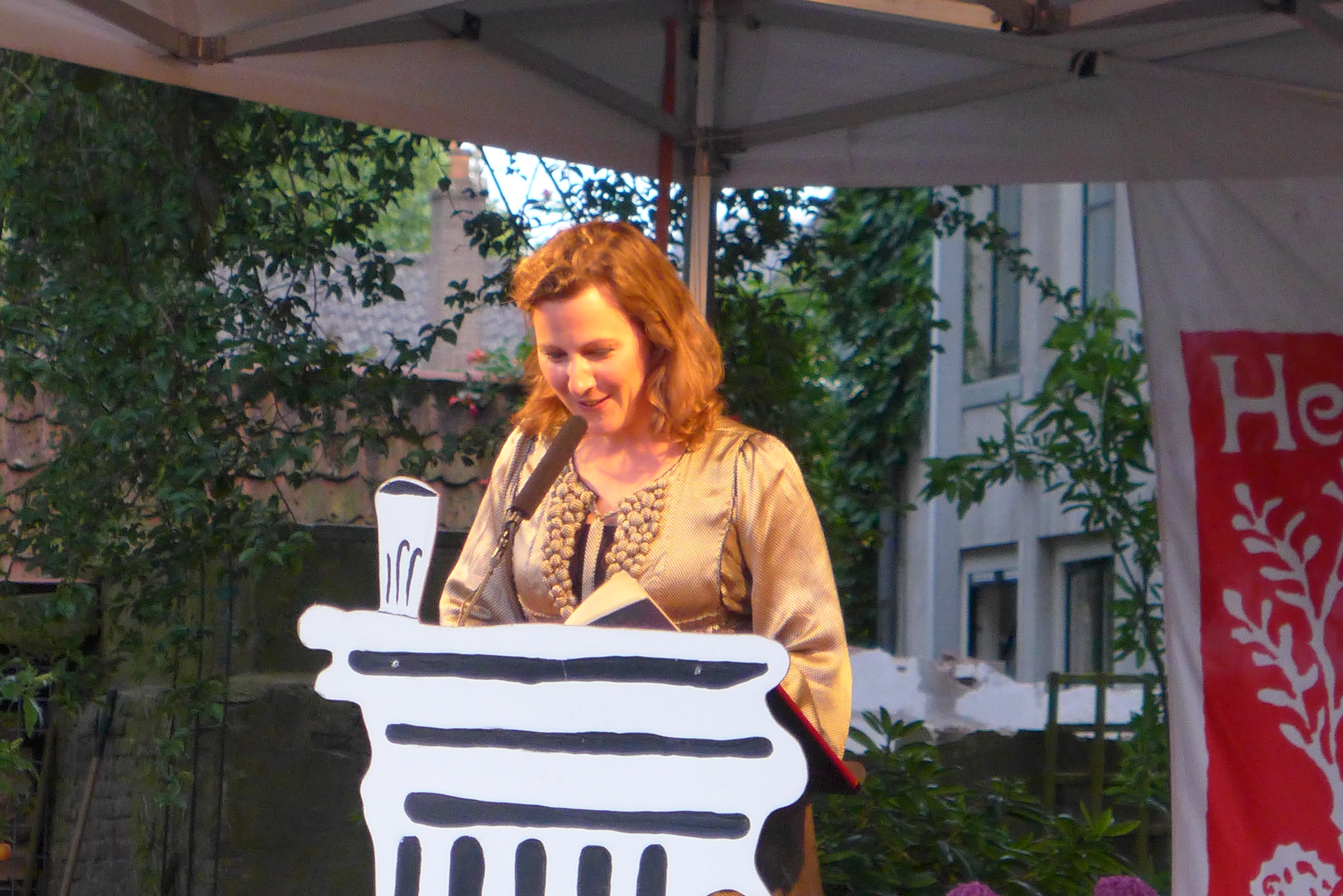 Die niederländische Dichterin Ester Naomi Perquin während des Poesiefestivals 'Het Tuinfeest' in Deventer am 1. August 2015