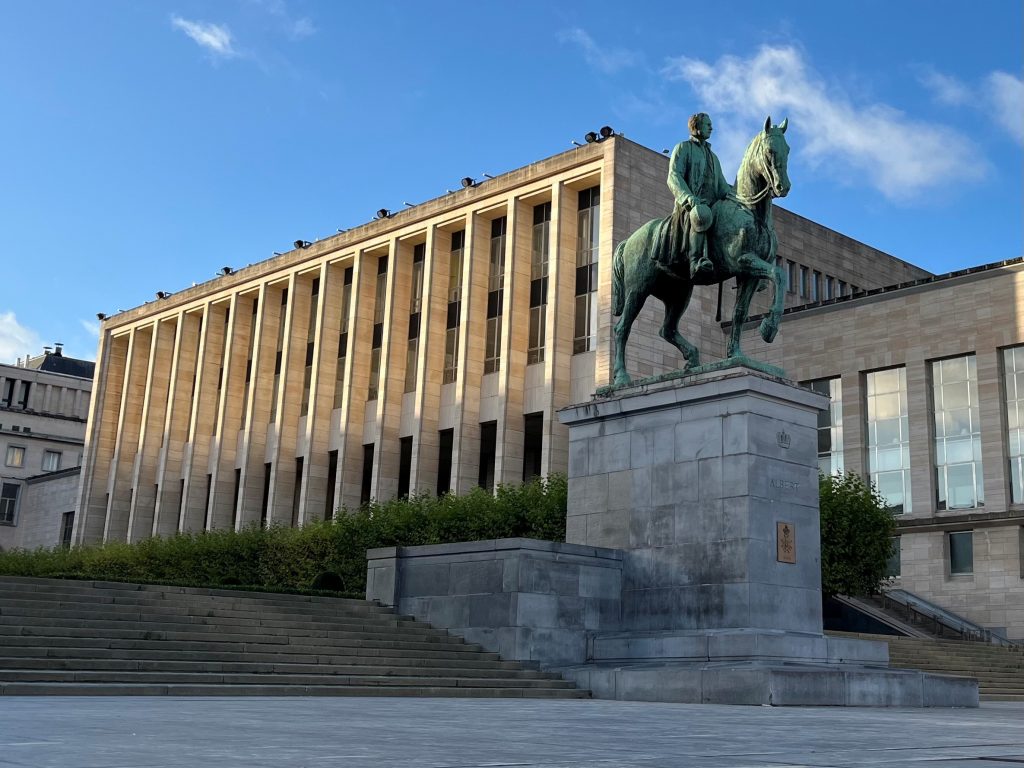Die Königliche Bibliothek Belgiens in Brüssel mit Reiterstandbild von König Albert I.
